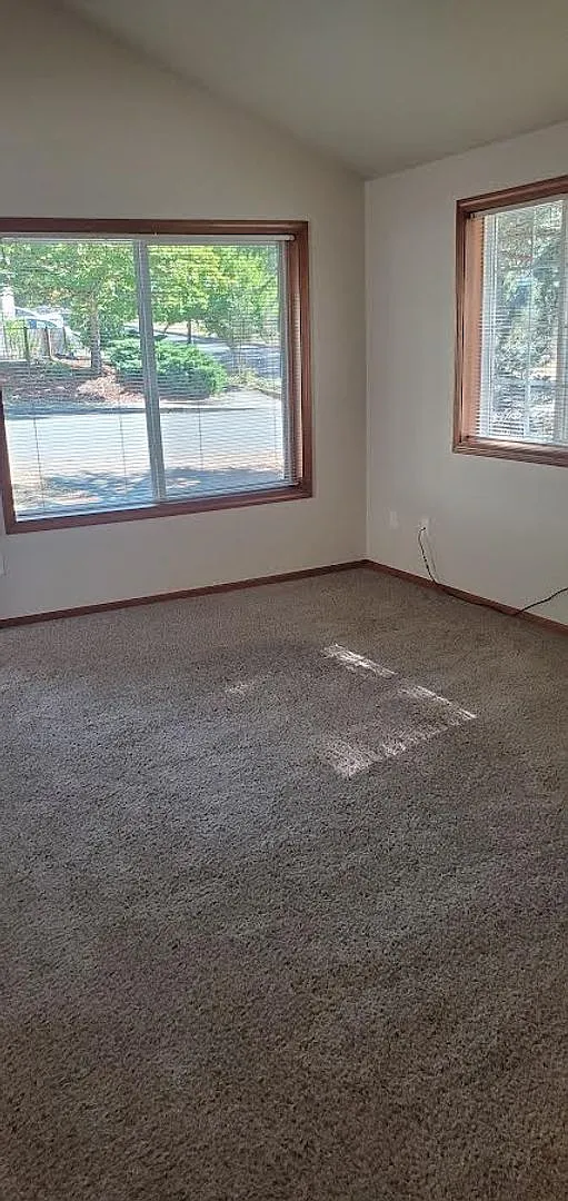 2 Bedroom 1 Bath duplex in Thurston neighborhood — Photo 3