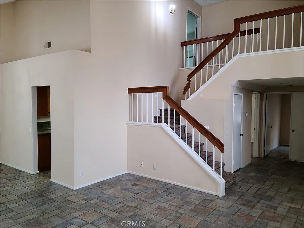 5 bed, 2129 sqft, $3,700 — Photo 3