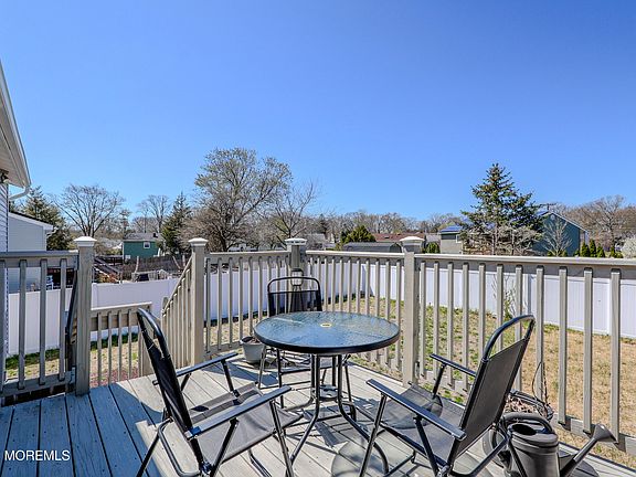 5th image of 546 Vaughn Avenue