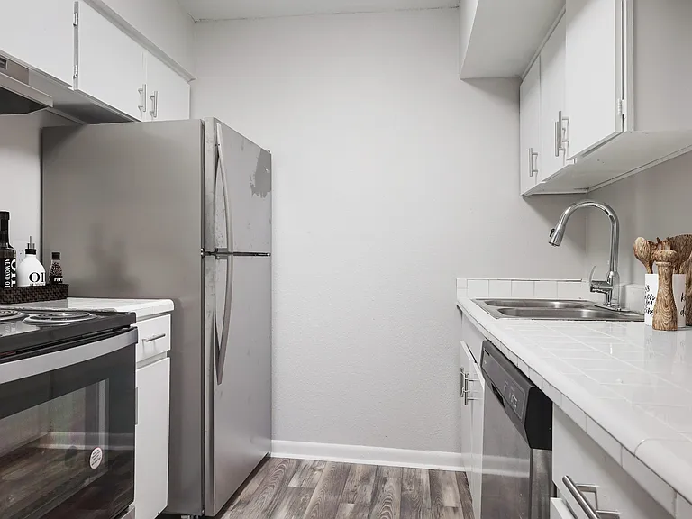 Alameda Apartments — Photo 2