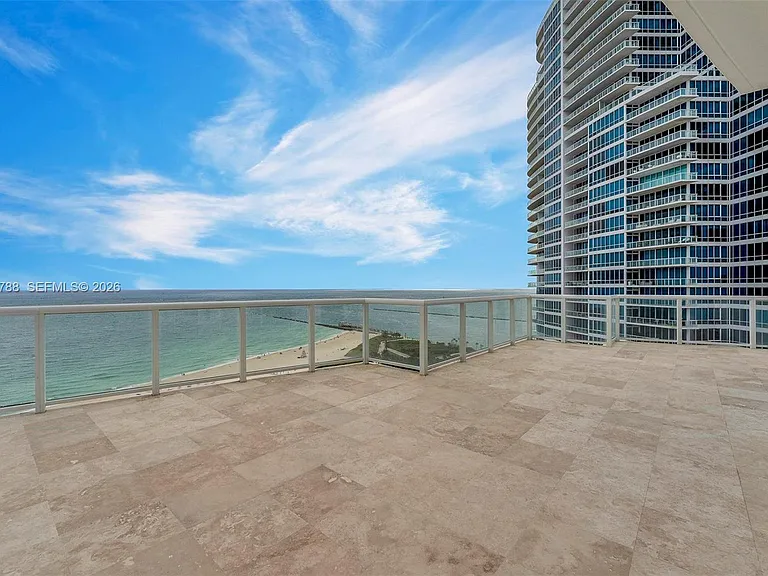 50 S Pointe Dr #2102 — Photo 4
