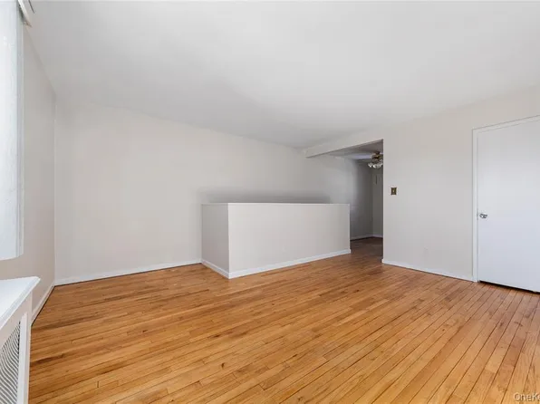 220-06 Stronghurst Avenue image 3 of 11