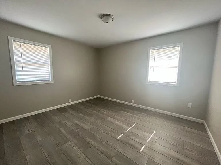 Eisenhower Apartments — Photo 17
