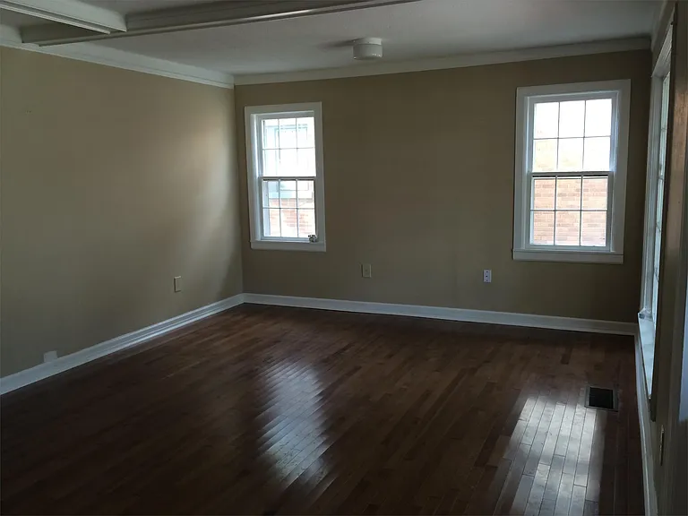 1202 S Travis St — Photo 2
