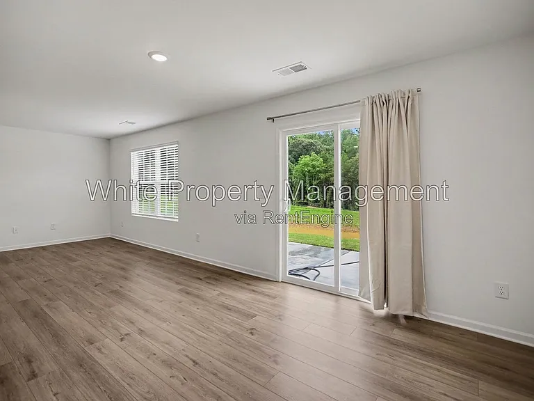 319 W 18th St — Photo 11