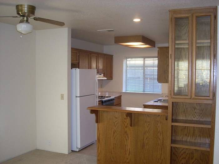 Kitchen & Breakfast Bar
