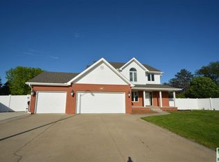 609 Red Bird Cir, South Sioux City, NE 68776