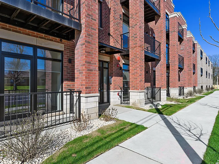 Roselle Station Apartments — Photo 16