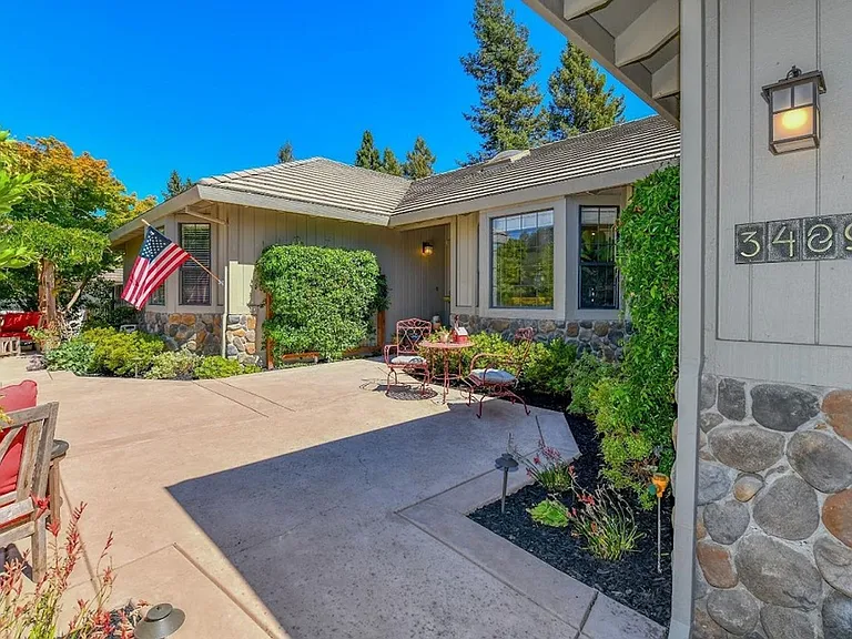 3489 Westminster Way — Photo 4