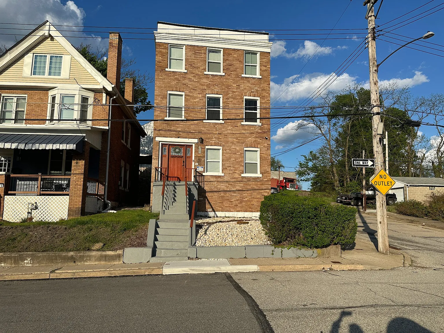 Fully Furnished 2BR/1BA Near UPMC Mercy, Duquesne & Downtown Pittsburgh - Utilities/Parking Included — Photo 1