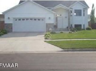 865 16th Avenue Ct W, West Fargo, ND 58078