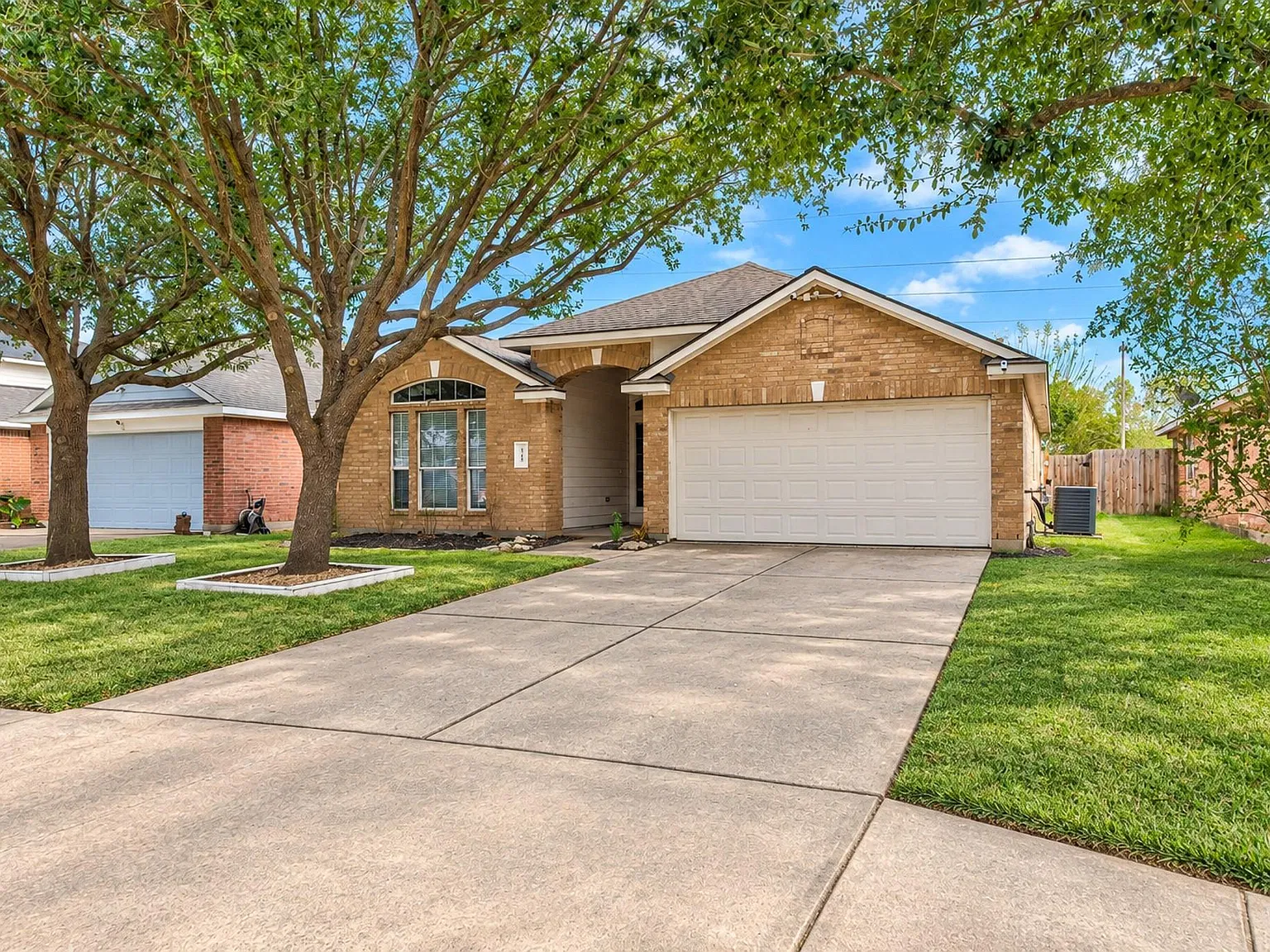 4 bed, 2.0 bath, 1806 sqft, $2,100 — Photo 2