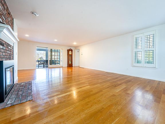 5th image of 35 Barberry Ln