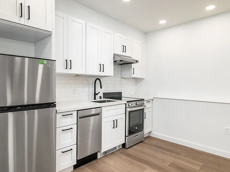 181 Bartlett — Photo 1