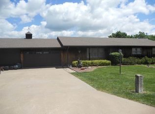 5400 Terra Heights Dr, Manhattan, KS 66503
