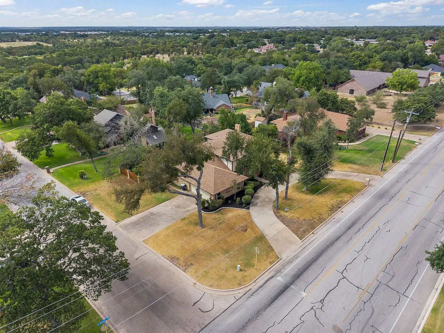 Spacious 4 Bedroom Home in Established Temple Neighborhood! — Photo 3