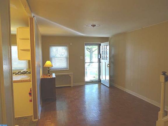 5th image of 906 Woodlawn Ave