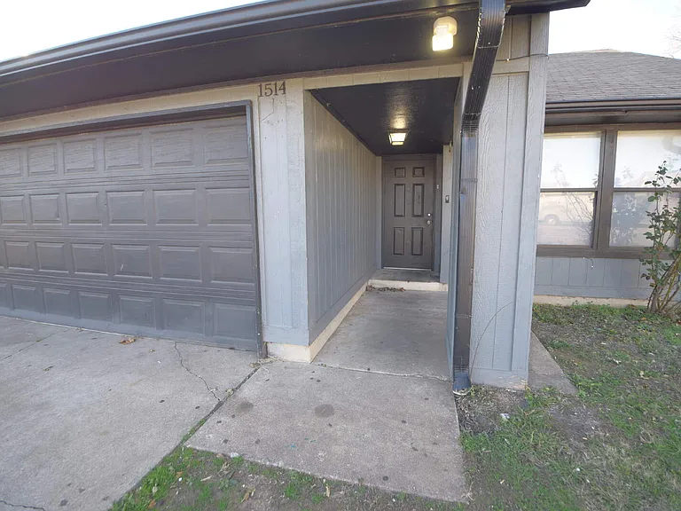 1514 E 73rd Pl — Photo 2