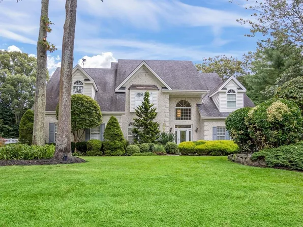 3 N Equestrian, Hauppauge, NY 11788