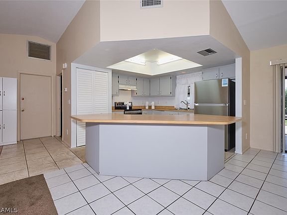 5th image of 609 NW 3rd Ave
