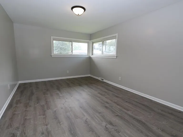 5465 Maryland St — Photo 15