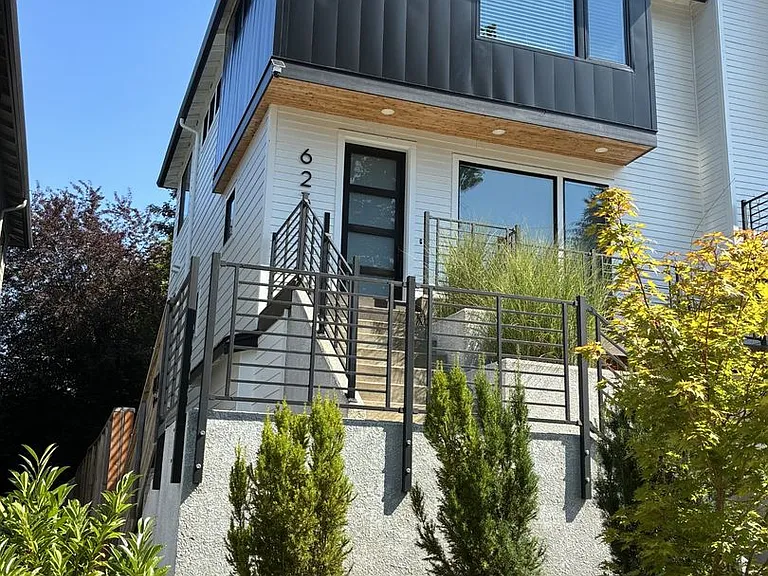 623 SW Lobelia St — Photo 1