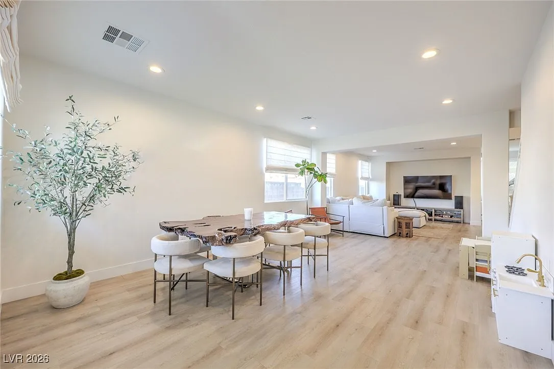 4 bed, 3.0 bath, 2450 sqft, $4,400 — Photo 4