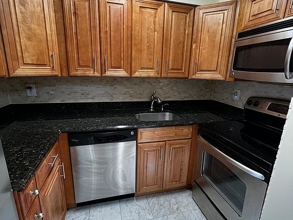 4th image of 205 Mineola Blvd