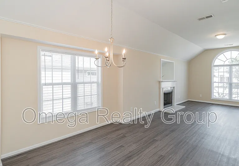 2170 Village Ln — Photo 15