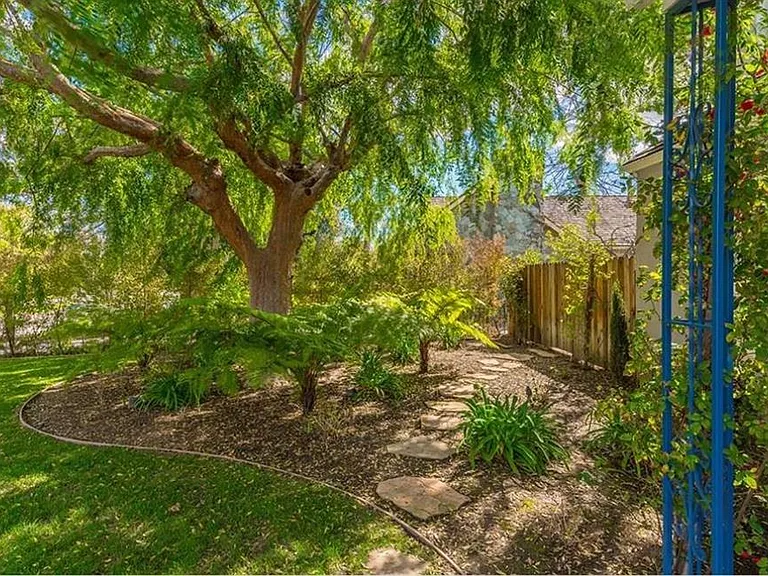555 Sierra Madre Blvd — Photo 3