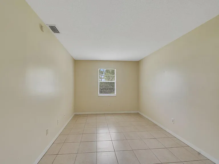 205 SW Voltair Ter — Photo 14