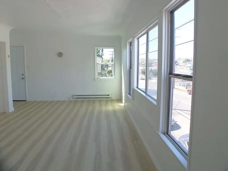 224 S Grand Ave — Photo 15