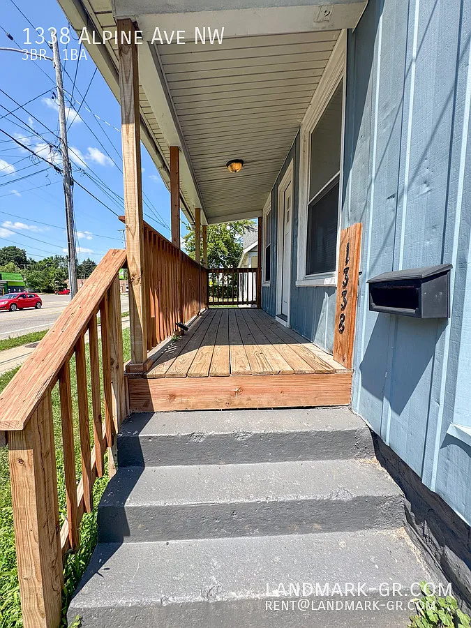 Upgraded 3 Bed / 1 Bath Single Family Home — Photo 2