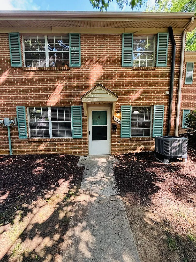 2 Bedroom 1 Bathroom Townhouse — Photo 1