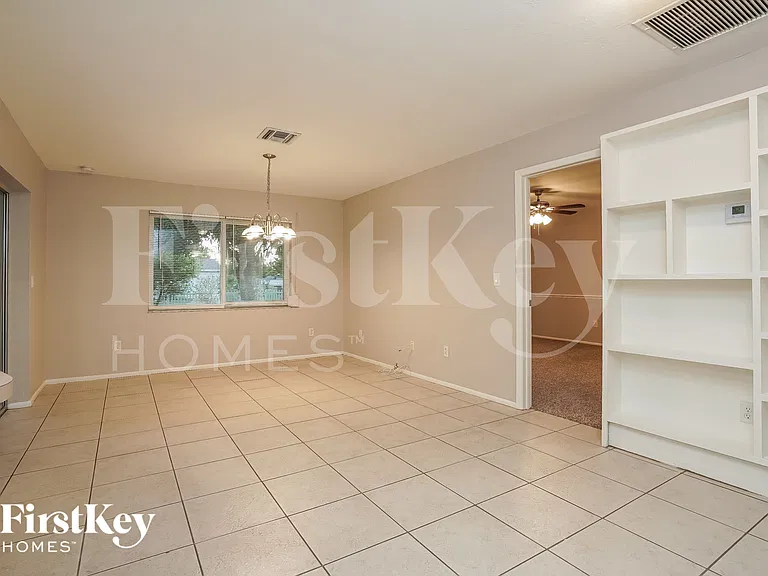 1931 SE 10th Pl — Photo 5