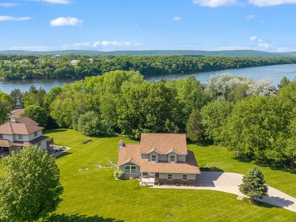 W14222 Selwood Dr, Prairie Du Sac, WI 53578