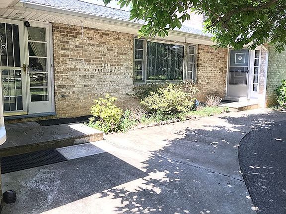 Main house left, apt right.