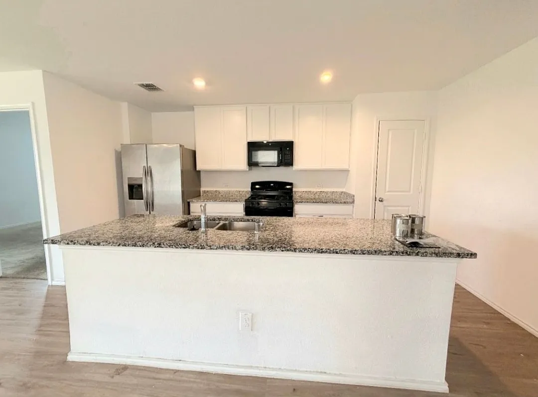 4 bed, 1667 sqft, $1,895 — Photo 4