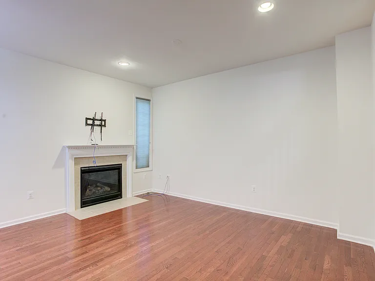 43276 Mitcham Sq — Photo 11
