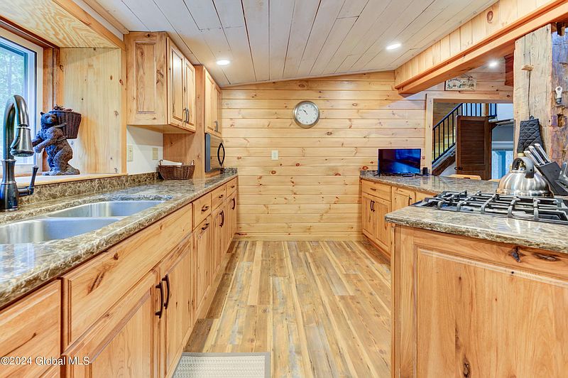 5th image of 417 Lakeview Road