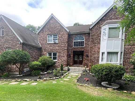 2nd image of 15 Bear Berry Ln
