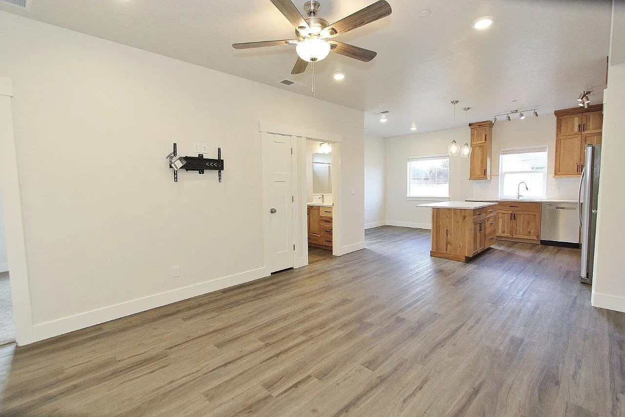 2 bed, 1050 sqft, $1,550 — Photo 2