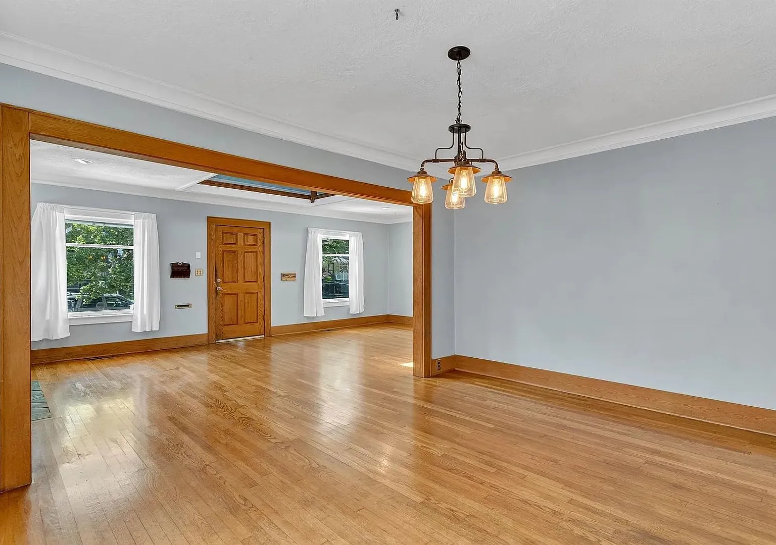 Beautiful historic 4 bed home near downtown Salem! — Photo 4