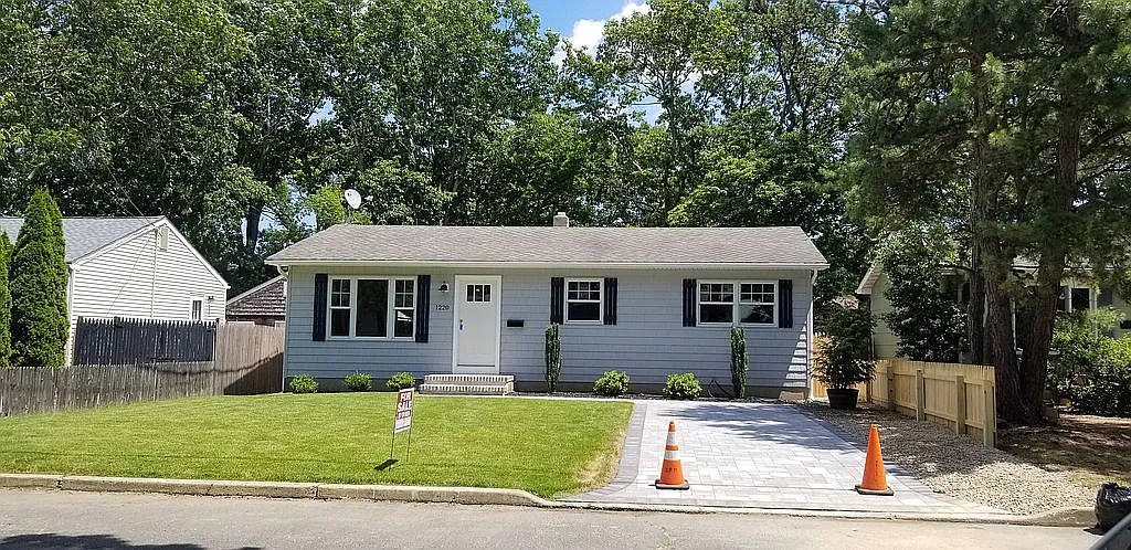 1220 Curtis Ave photo 1