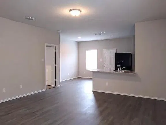 3 bed, 2.0 bath, 1234 sqft, $1,595 — Photo 3