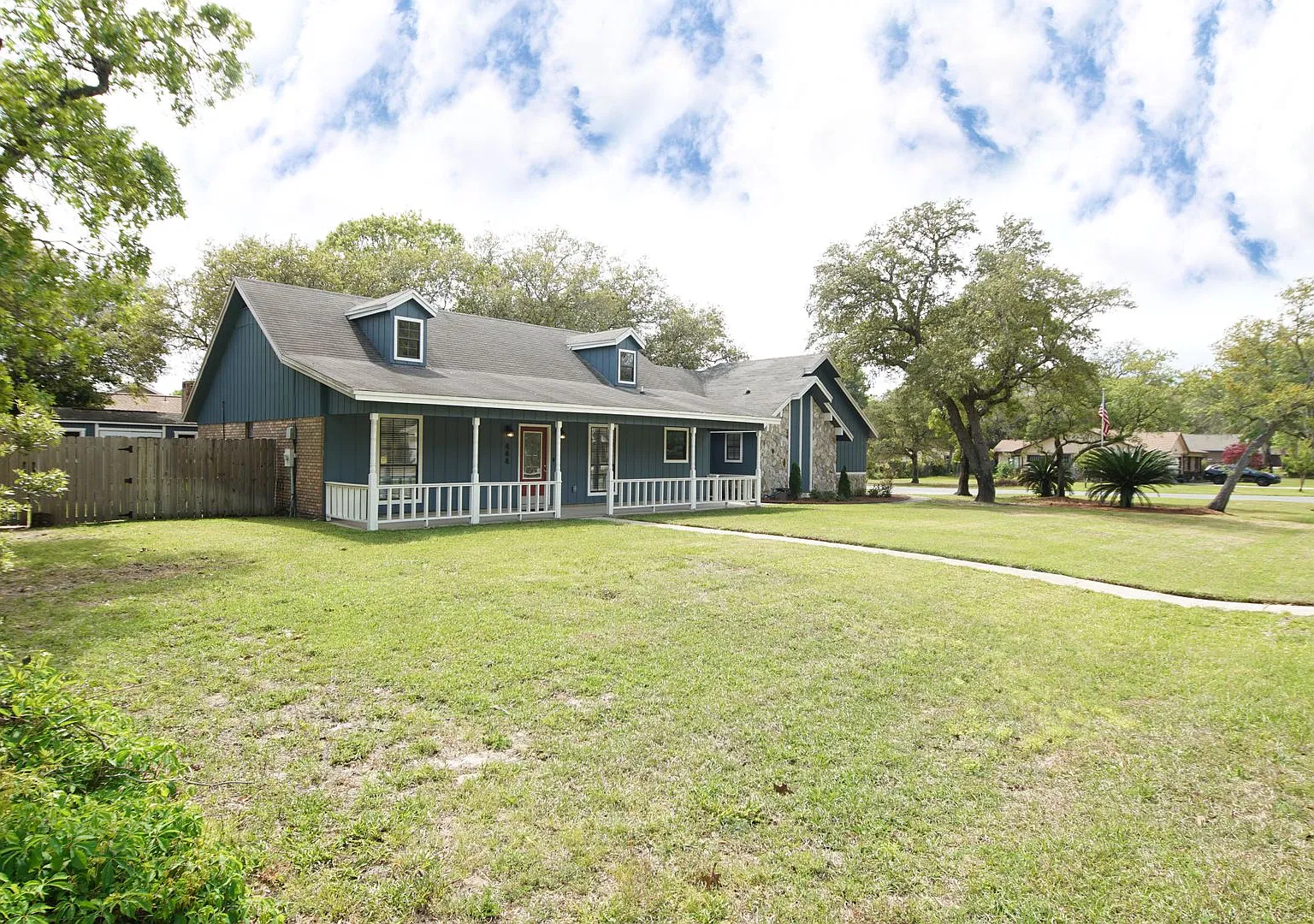 Renovated home in Bluewater Bay Home on large Corner Lot — Photo 2