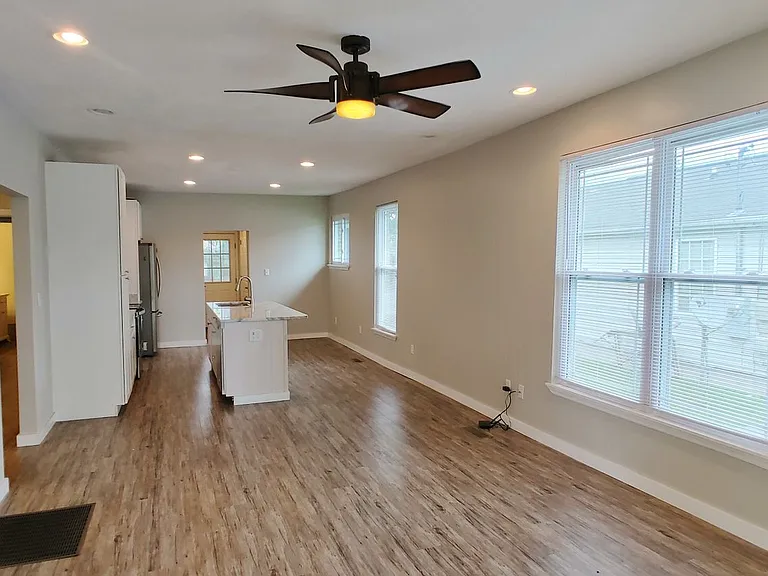2111 Oak St — Photo 15