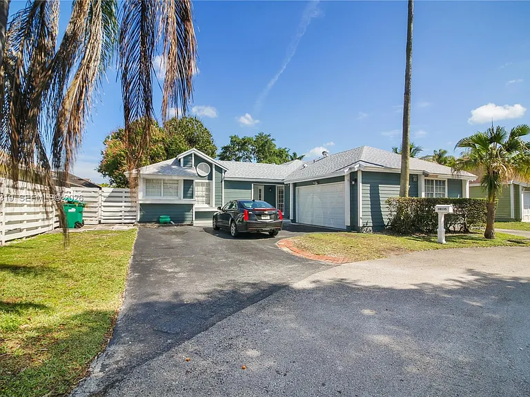 10135 SW 139th Pl — Photo 2