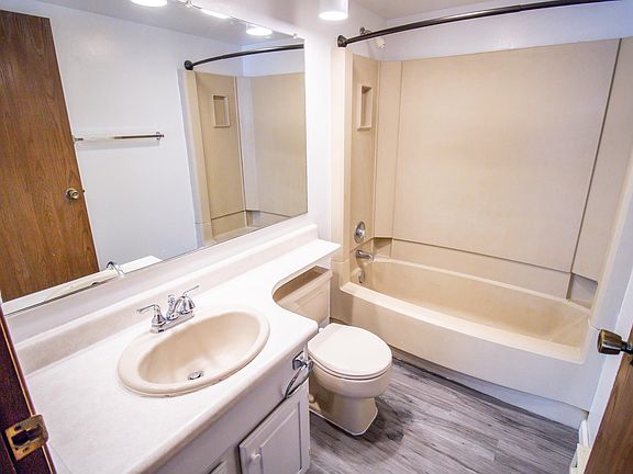 5th image of 506 Commercial St APT H