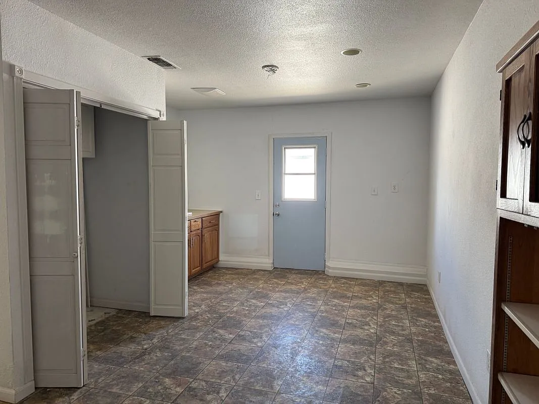 2 bed, 1.0 bath, 887 sqft, $2,000 — Photo 2